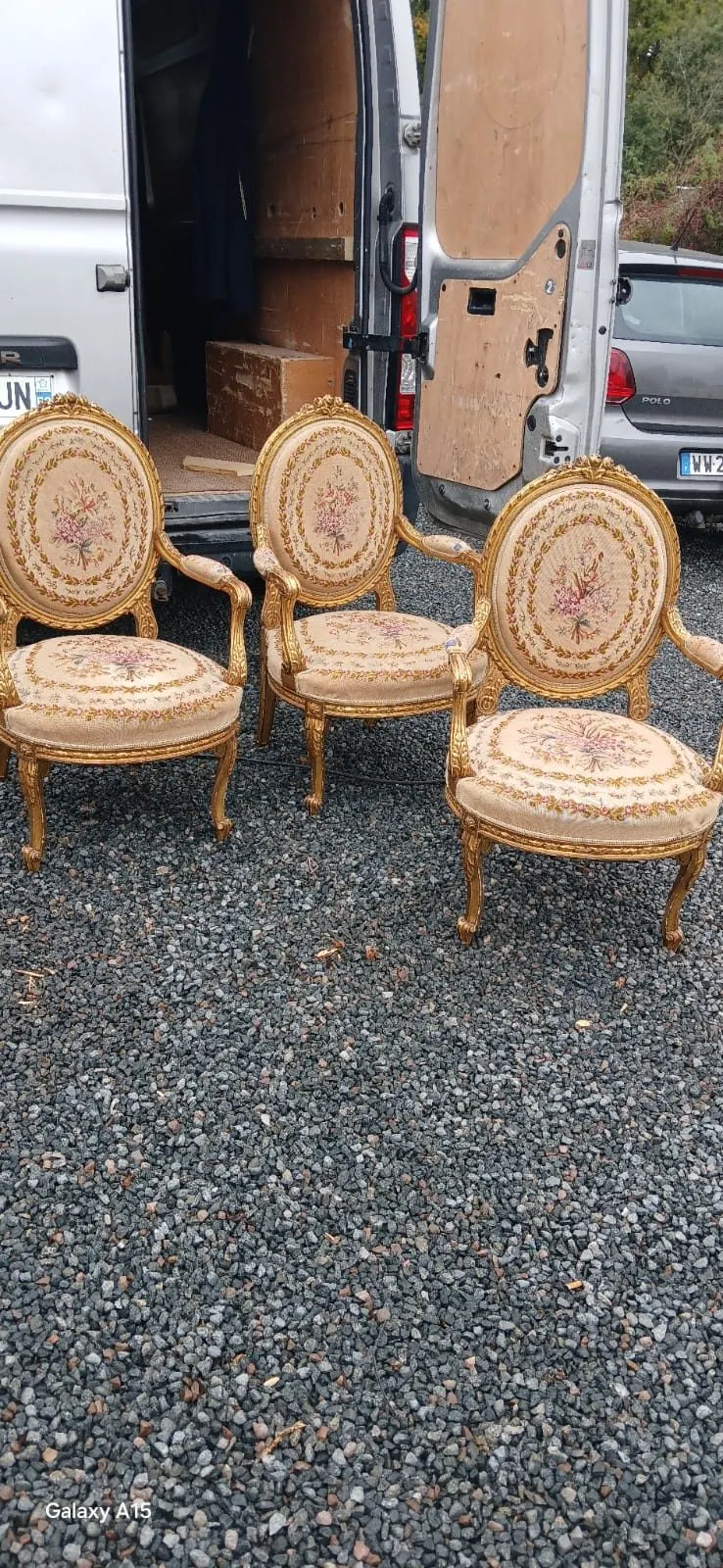Travail de finition sur fauteuil tapissé