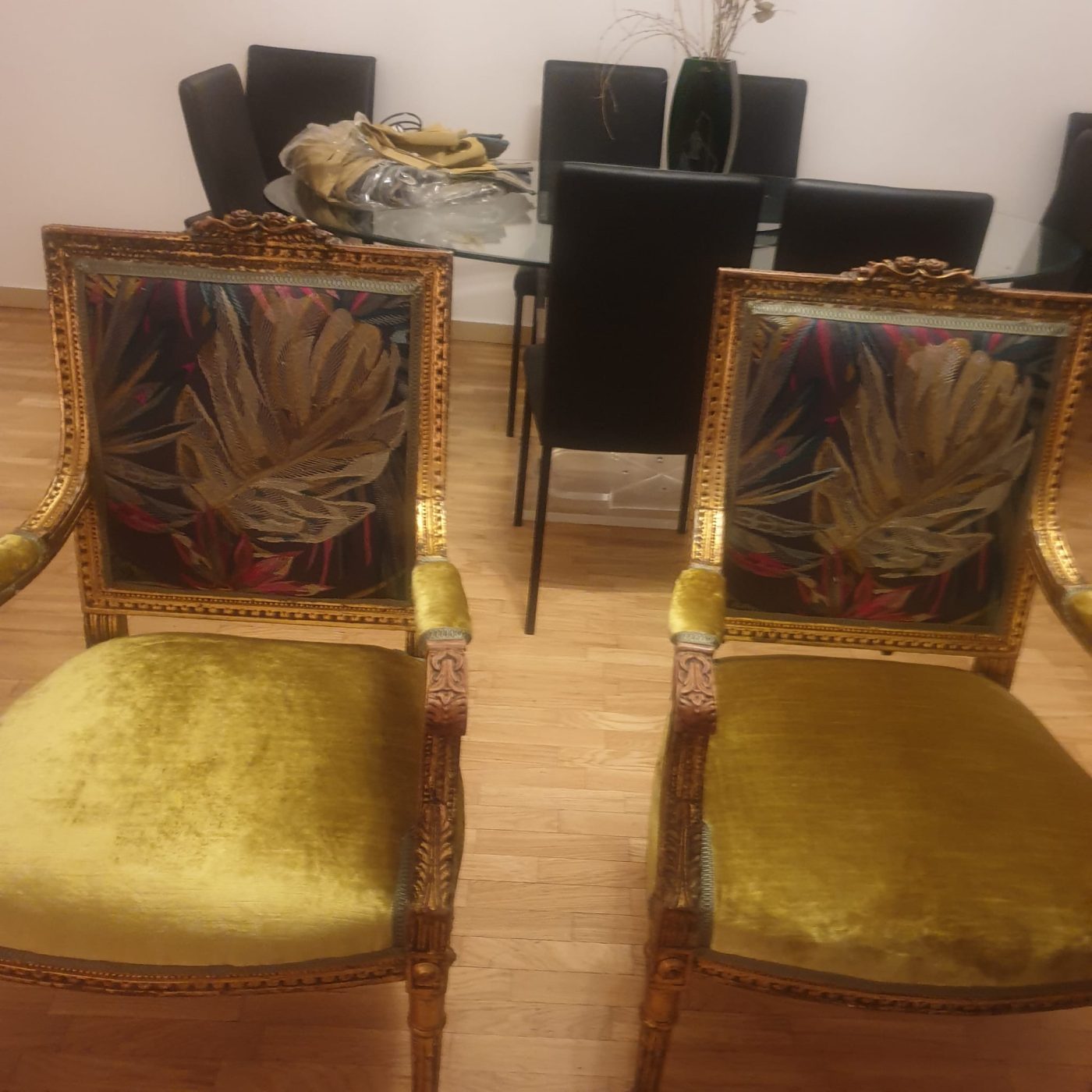 Détail de cannage en rotin sur chaise ancienne